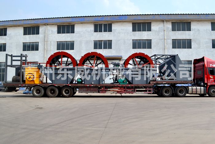 客户定制破碎洗沙机发车， 公司专业生产轮式洗沙机
