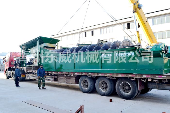 客户定制平板震动给料机，双螺旋洗沙机发车
